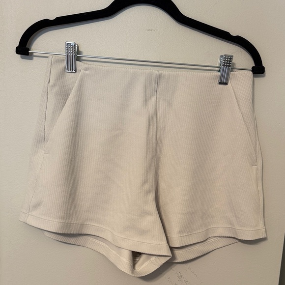 Lululemon Ribbed Softstreme High-Rise Short 2" Size 6 - Picture 6 of 7